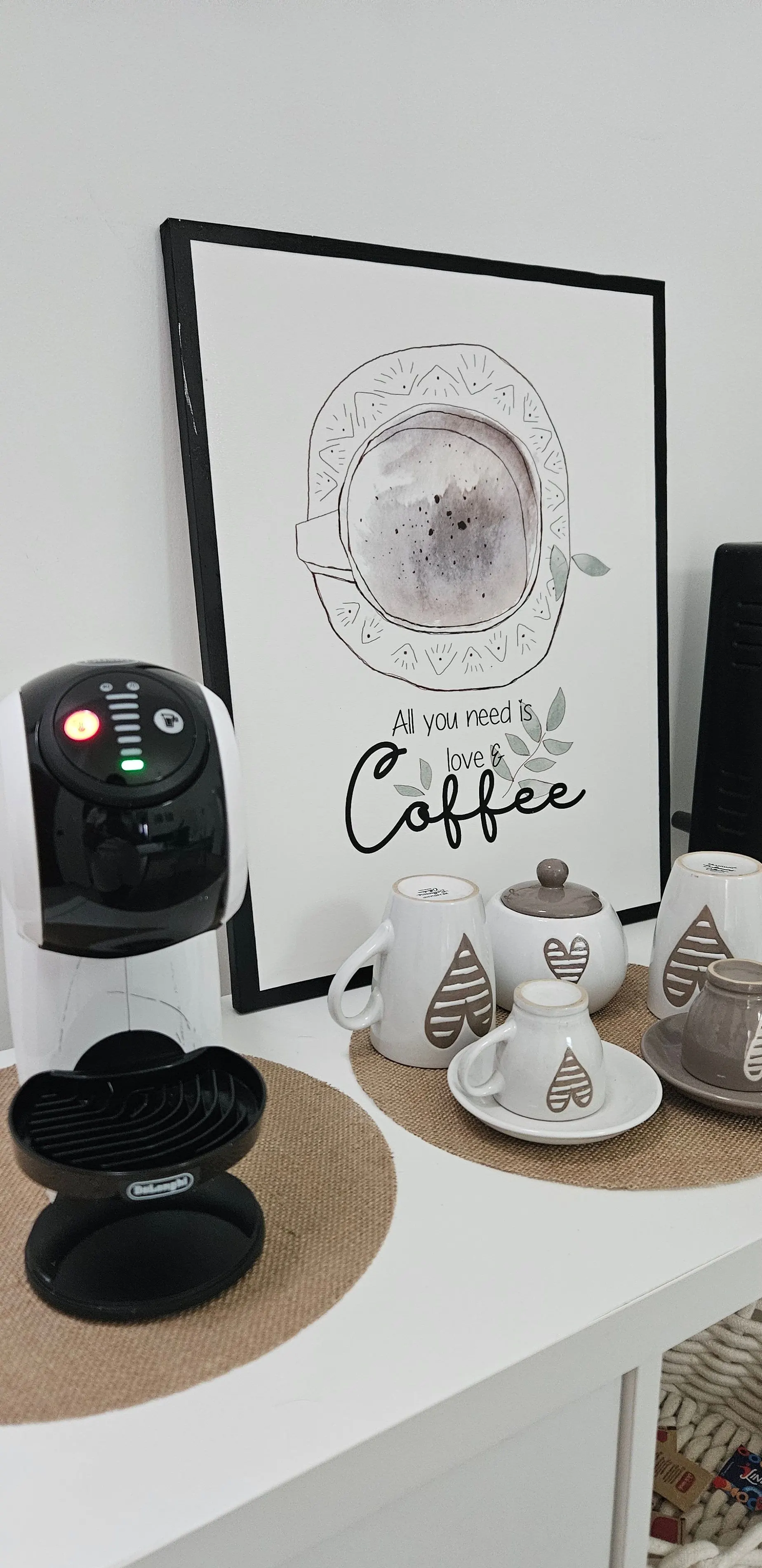 Macchinetta del caffè a capsule con tazzine e stampa decorativa "Coffee".